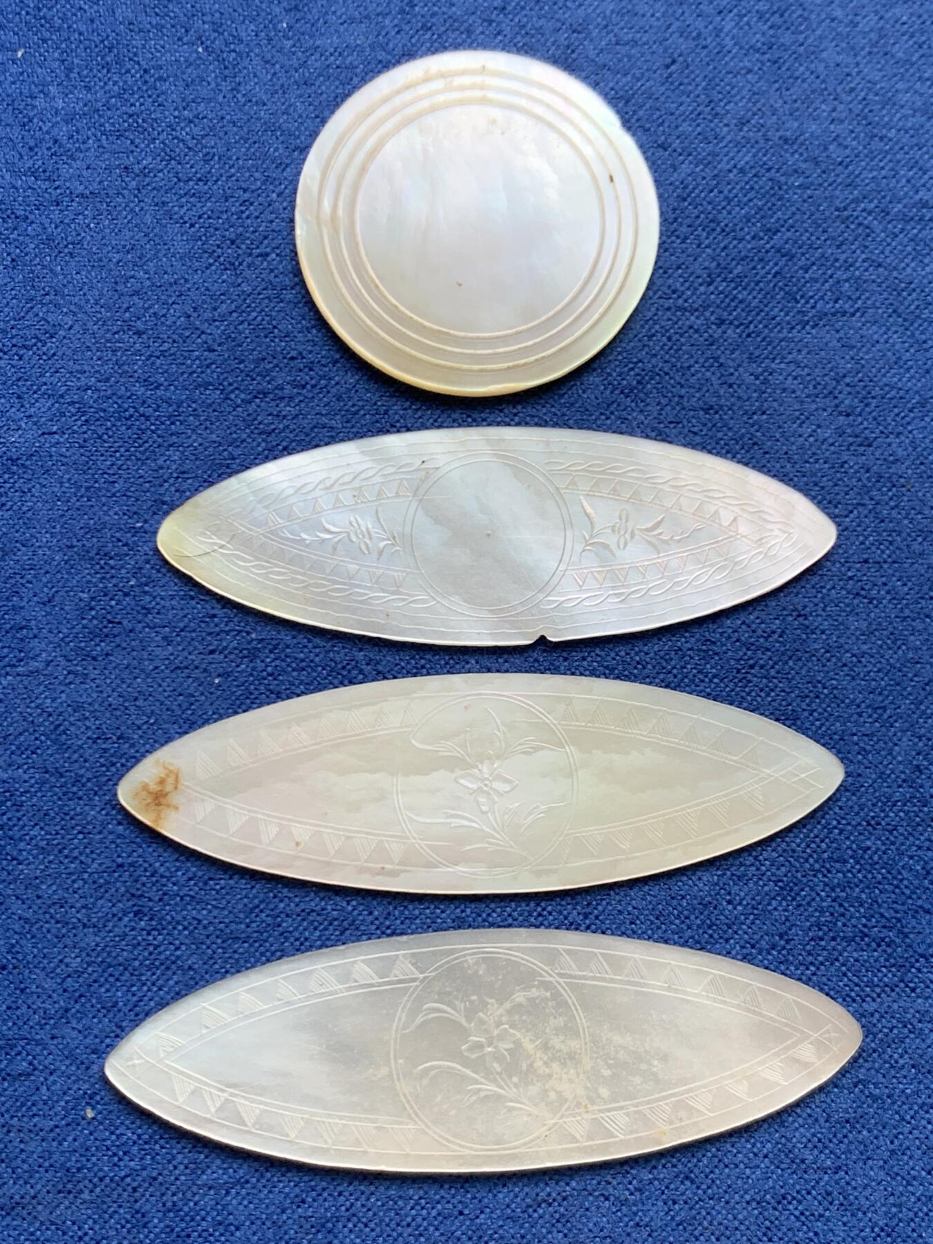 《竞宝斋》第468场 周日，周一 2场连拍 （全场包邮）欢迎送拍 四枚一组 英国一线回流清螺钿贝母筹码。菱形或椭圆形，手工精雕，莹光宝气。