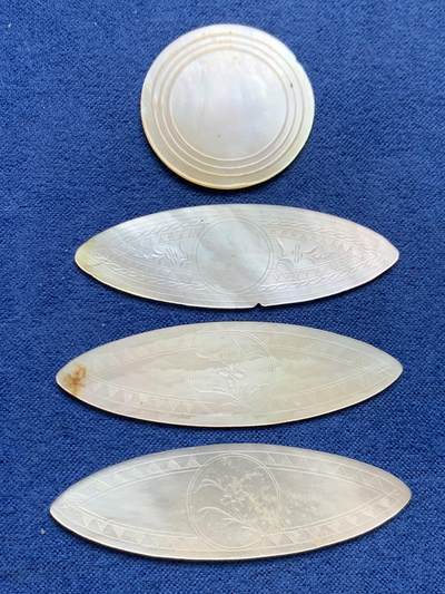 《竞宝斋》第468场 周日，周一 2场连拍 （全场包邮）欢迎送拍 - 四枚一组 英国一线回流清螺钿贝母筹码。菱形或椭圆形，手工精雕，莹光宝气。