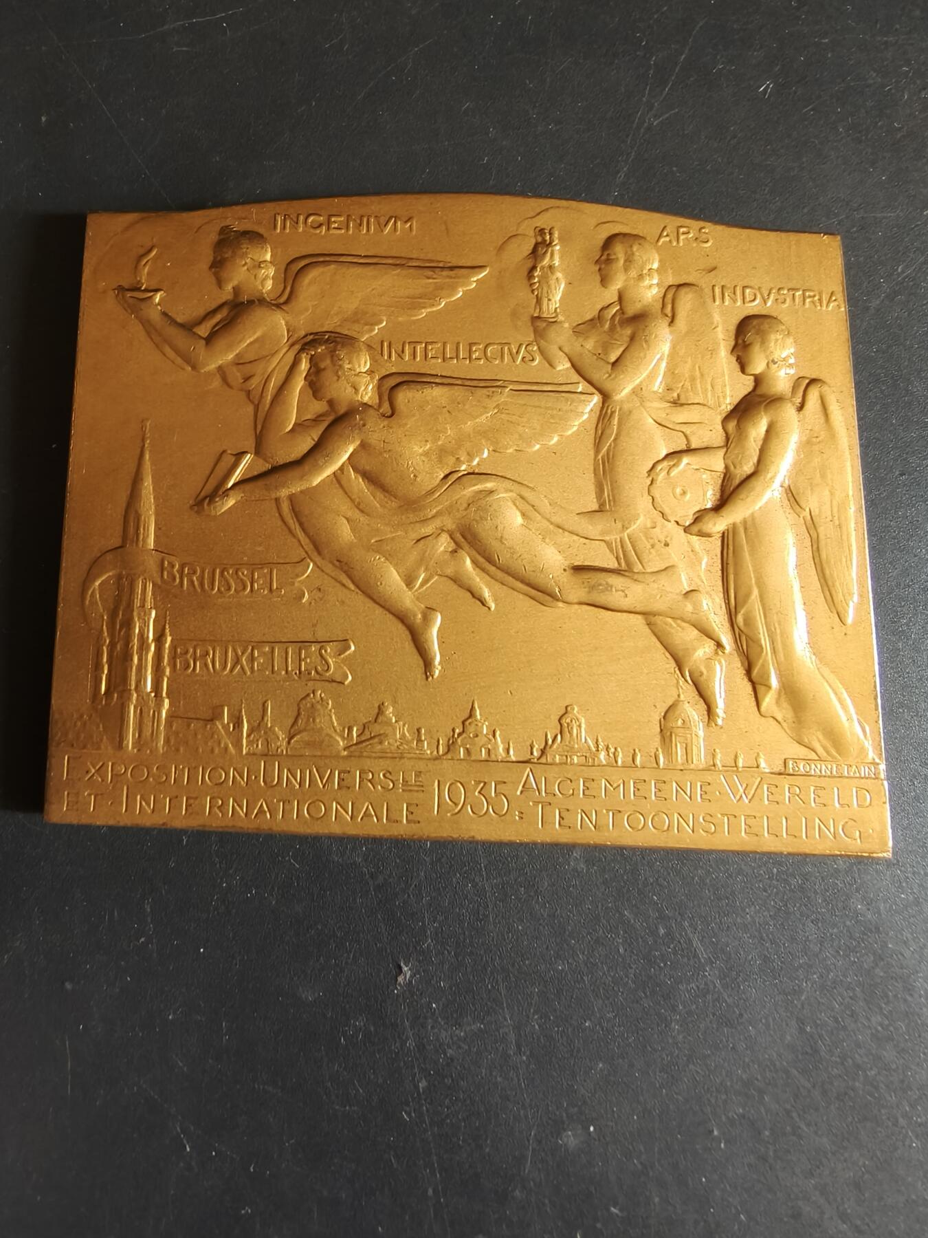 老王徽章第186期 比利时1935年布鲁塞尔工业博览会方形镀金大铜章     带盒子     尺寸80×64mm     重量172.7g