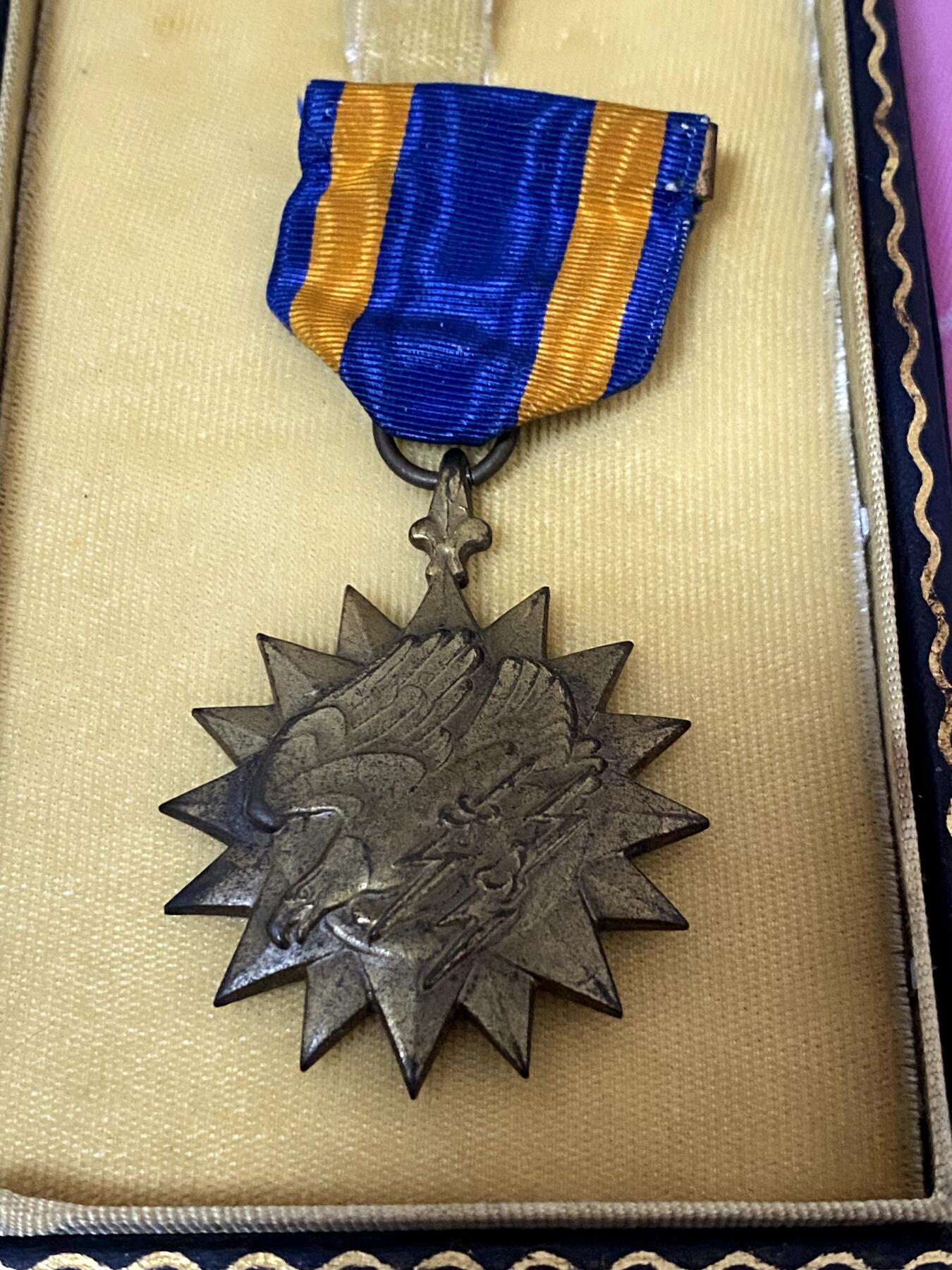 美德苏勋章奖章拍卖 本次各种都有 取消了保留价模式  德因原因只上2-3图 具体的想要的请联系我要完整图。都经过讨论未标明则全部是原品，保真 放心拍。3月4日晚上九点结束在麦稀奇 找不到的加我qq或者微信都是184277308备注苏章拍卖。