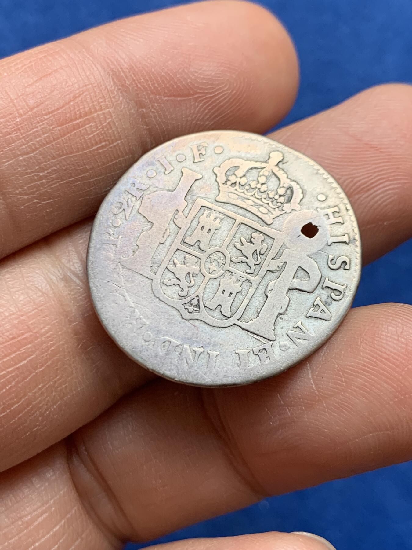 《竞宝斋》第468场 周日，周一 2场连拍 （全场包邮）欢迎送拍 稀少西属哥伦比亚过渡版2里亚银币，1813年费迪南七世时期过渡版（卡洛斯四世头像费迪南七世名号），哥伦比亚波哥大造币厂（Ｐ厂标）打制，重约：6.23克。非常少见的品种，但整体保存相对良好。