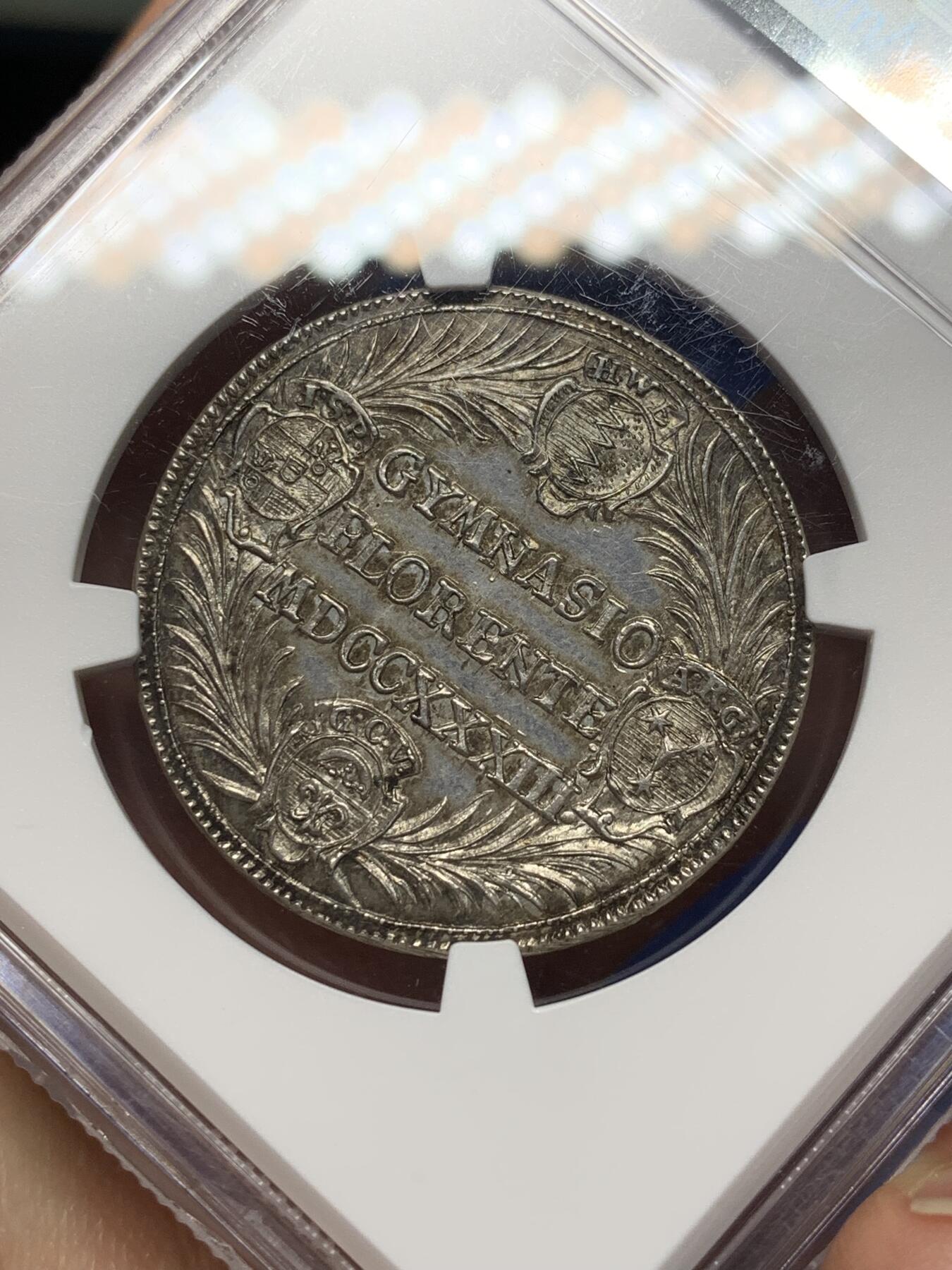 《竞宝斋》第468场 周日，周一 2场连拍 （全场包邮）欢迎送拍 NGC MS64 德国1733年纽伦堡花卉与盾徽银章，非常稀少的早期德系银章，极尽繁复华丽，工艺惊人，盾徽与花草的细节纤毫毕现。在半机制币的时代堪称天花板级别的炫技之作