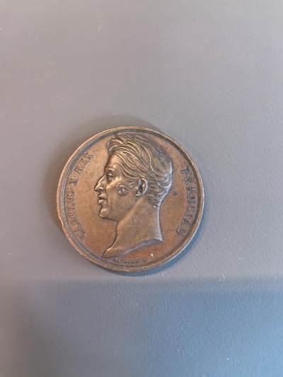 欧洲微章、铜章、银章和银币第三场 - 一枚法国波旁复辟时期的**“阿图瓦伯爵（查理十世）访问阿图瓦地区纪念章”**，发行于1817年，由著名雕刻家雷蒙·盖拉尔（Raymond Gayrard）设计