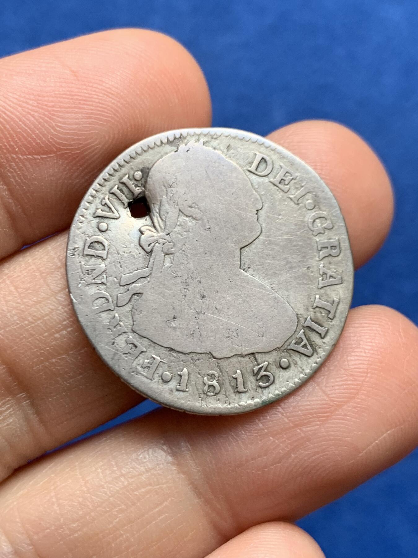 《竞宝斋》第468场 周日，周一 2场连拍 （全场包邮）欢迎送拍 稀少西属哥伦比亚过渡版2里亚银币，1813年费迪南七世时期过渡版（卡洛斯四世头像费迪南七世名号），哥伦比亚波哥大造币厂（Ｐ厂标）打制，重约：6.23克。非常少见的品种，但整体保存相对良好。