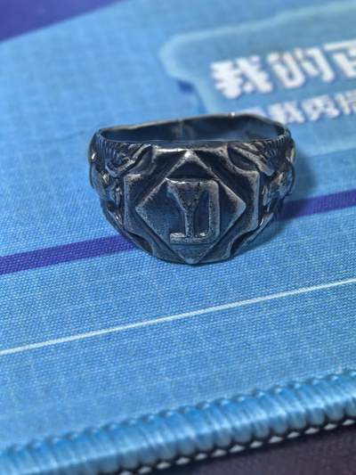 美德苏勋章奖章拍卖 本次各种都有 取消了保留价模式  德因原因只上2-3图 具体的想要的请联系我要完整图。都经过讨论未标明则全部是原品，保真 放心拍。3月4日晚上九点结束在麦稀奇 找不到的加我qq或者微信都是184277308备注苏章拍卖。 - 美国二战时期第一步兵师（大红一师） 甜心戒指（Sweetheart Ring）二战军版原品 非常稀有 内部有纯银标识