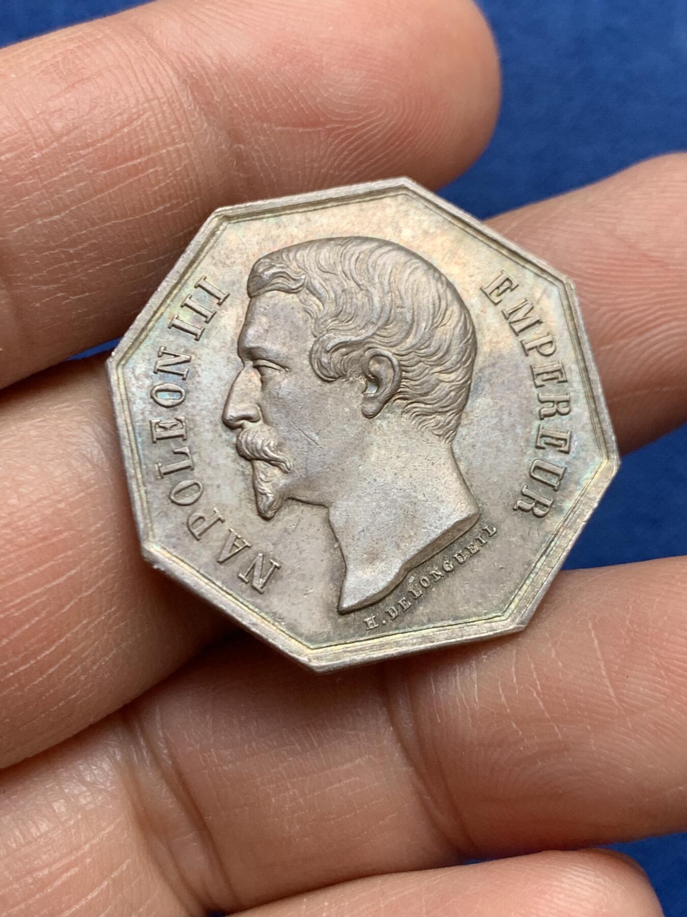 《竞宝斋》第468场 周日，周一 2场连拍 （全场包邮）欢迎送拍 法国中央园艺学会八角银质代币 正面拿三像 蜜蜂银标边铭 28.6mm 10.9克