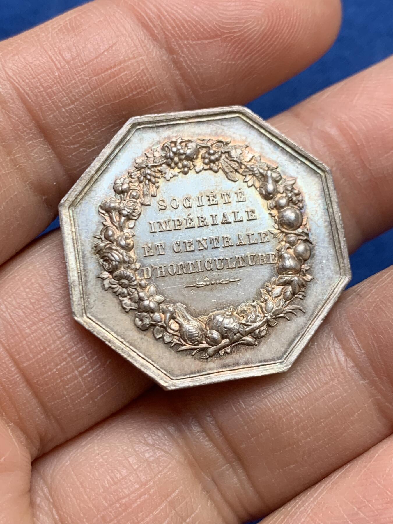 《竞宝斋》第468场 周日，周一 2场连拍 （全场包邮）欢迎送拍 法国中央园艺学会八角银质代币 正面拿三像 蜜蜂银标边铭 28.6mm 10.9克