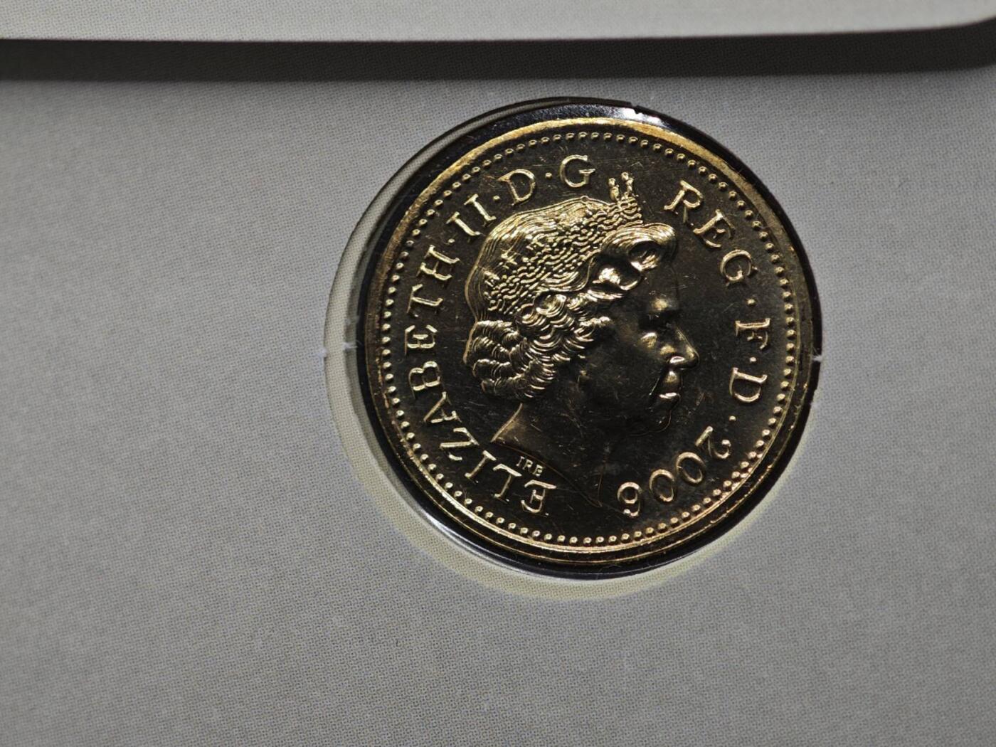  【淘币小摊】限时拍第八百七十八拍   克朗币邮币封场    每周一统一发货 英国2006年一镑邮币封