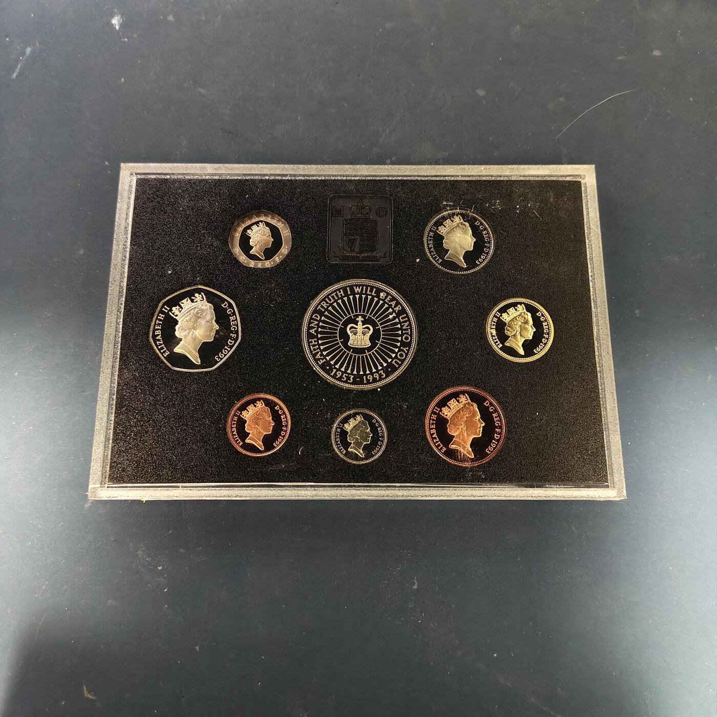 【全场包邮】纯粹捡漏拍511场 英国1993年官方精制套币-塑盒带证书-含5镑加冕40周年克朗精制纪念币