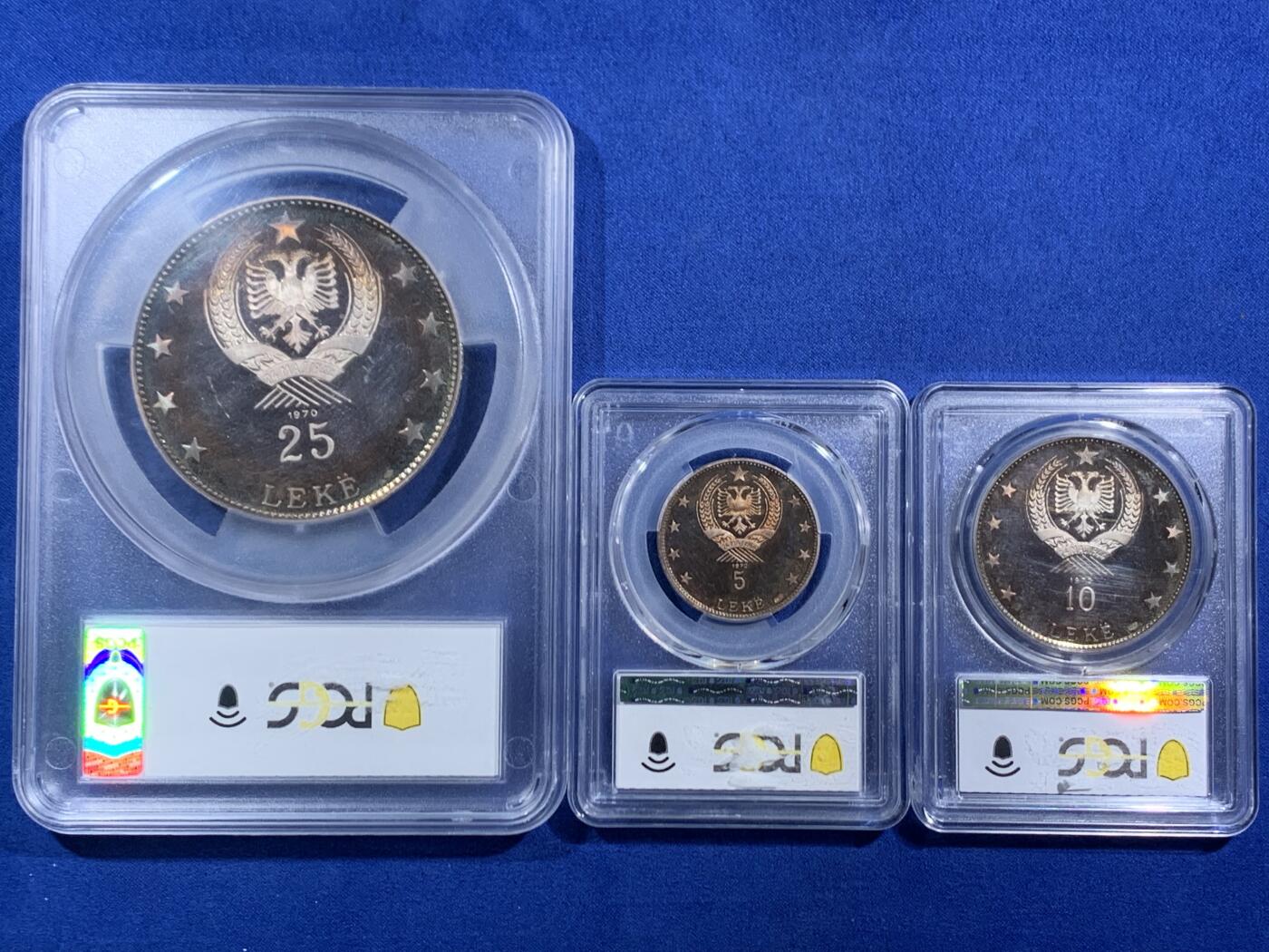 《竞宝斋》第468场 周日，周一 2场连拍 （全场包邮）欢迎送拍 三枚一组 PCGS PR66/67DCAM  阿尔巴尼亚1970年精制银币一套，帶五彩包浆，面值为25列克、10列克、5列克，999纯银，共133克，发行量分别为500枚。