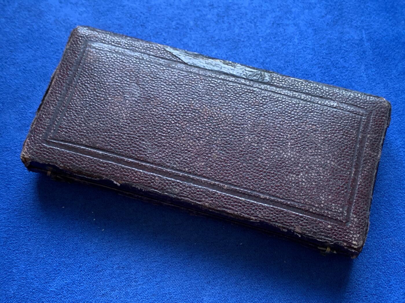 《竞宝斋》第468场 周日，周一 2场连拍 （全场包邮）欢迎送拍 英国19世纪行为良好白色金属镀金奖章，少见的行为良好镀金挂章，正面为丰饶角交叠于蜂房之下，品相好，带原盒，总重约36.1克。