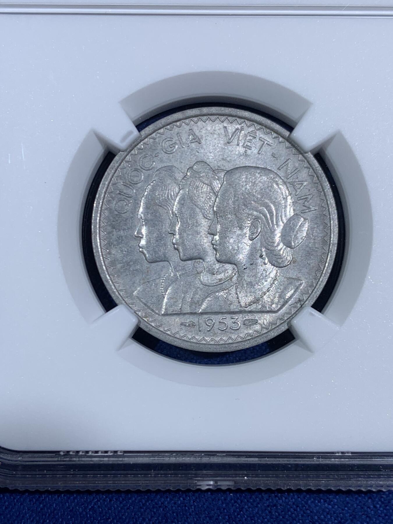 《竞宝斋》第468场 周日，周一 2场连拍 （全场包邮）欢迎送拍 NGC MS62 南越1953年三女神20苏铝币