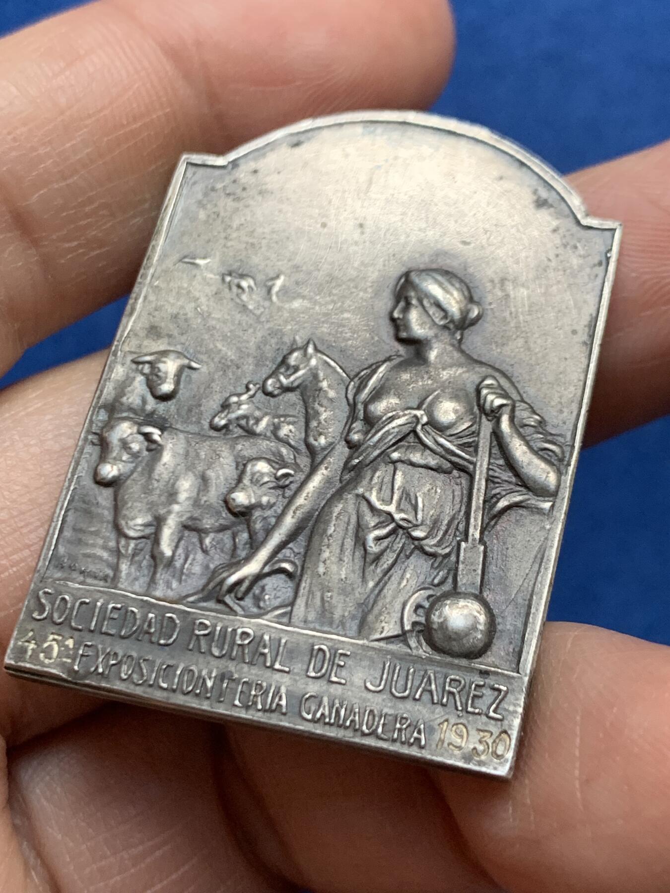 《竞宝斋》第468场 周日，周一 2场连拍 （全场包邮）欢迎送拍 两枚一组 阿根廷畜牧业展览会纪念章 1930年银章（26.92克）/1929年铜章（19.45克） 尺寸约30mmX42mm