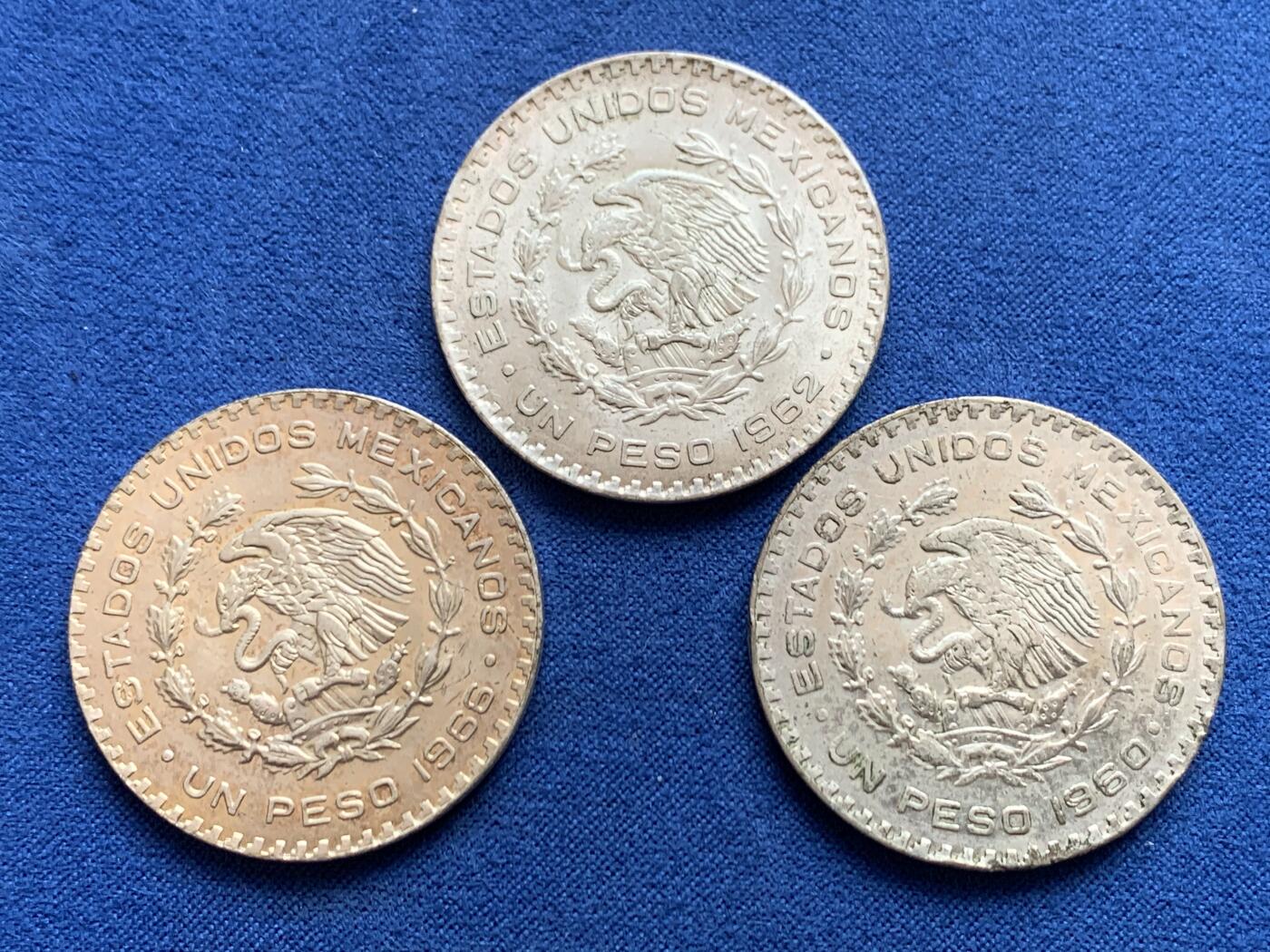 《竞宝斋》第468场 周日，周一 2场连拍 （全场包邮）欢迎送拍 三枚一组 墨西哥1比索银币 淡金色包浆 16克 34.5mm 100银 入门好品