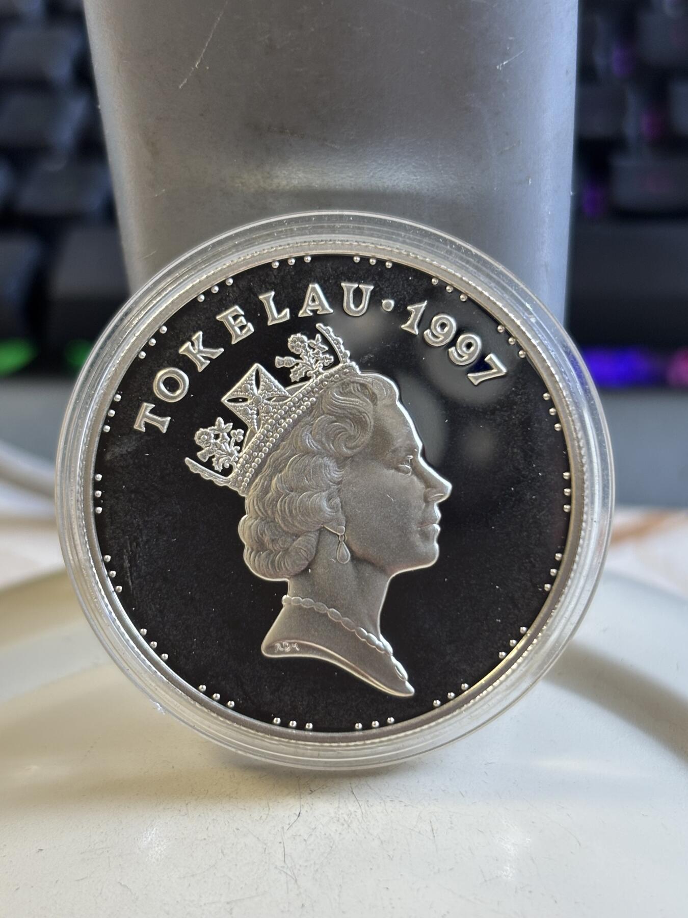 第193期拍卖 托克劳1997年庆祝国家独立活动纪念银币，28.28克925银，有氧化