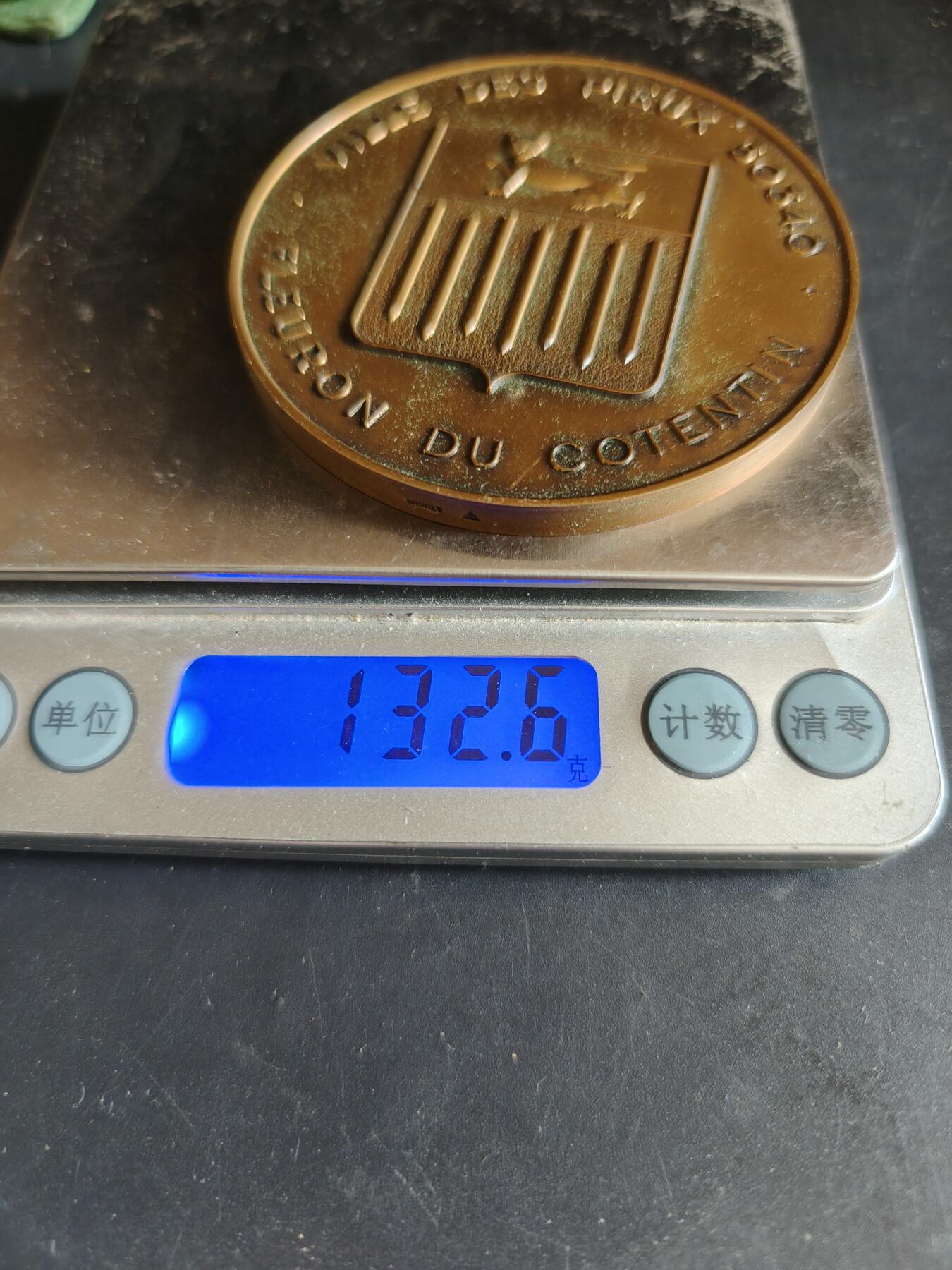 老王徽章第186期 法国诺曼底大区芒什省列皮厄市大铜章    原盒    直径68mm    重量132.6g