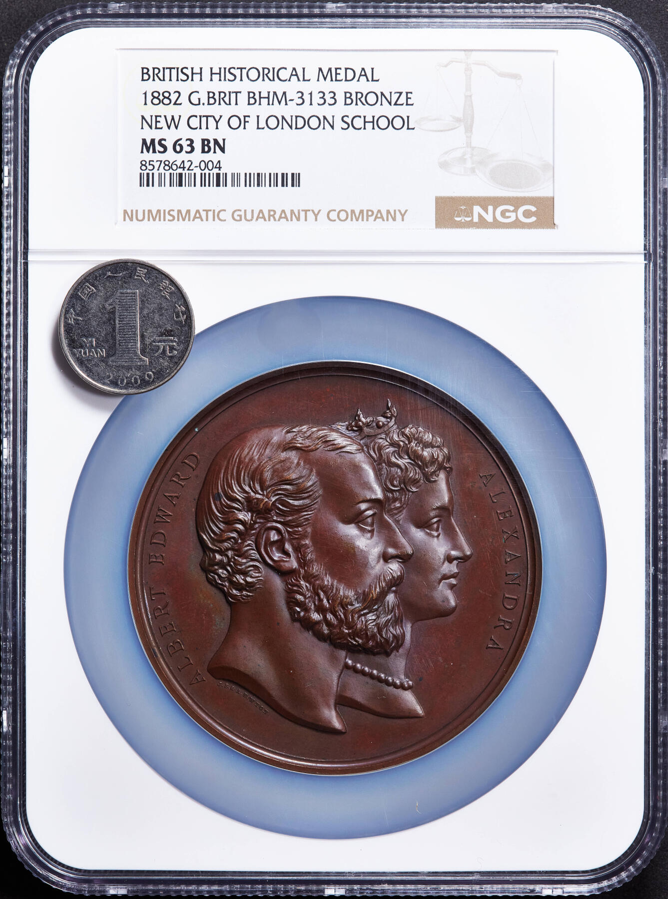 【俄甄集藏】2026年(049)03-18星期三 晚 19:30 全场包邮 英国1882年威尔士亲王（爱德华七世）与王妃亚历山德拉头像纪念伦敦市立学校新校舍落成大铜章，NGC MS63，高浮雕，设计精美，巧克力包浆，直径：75mm