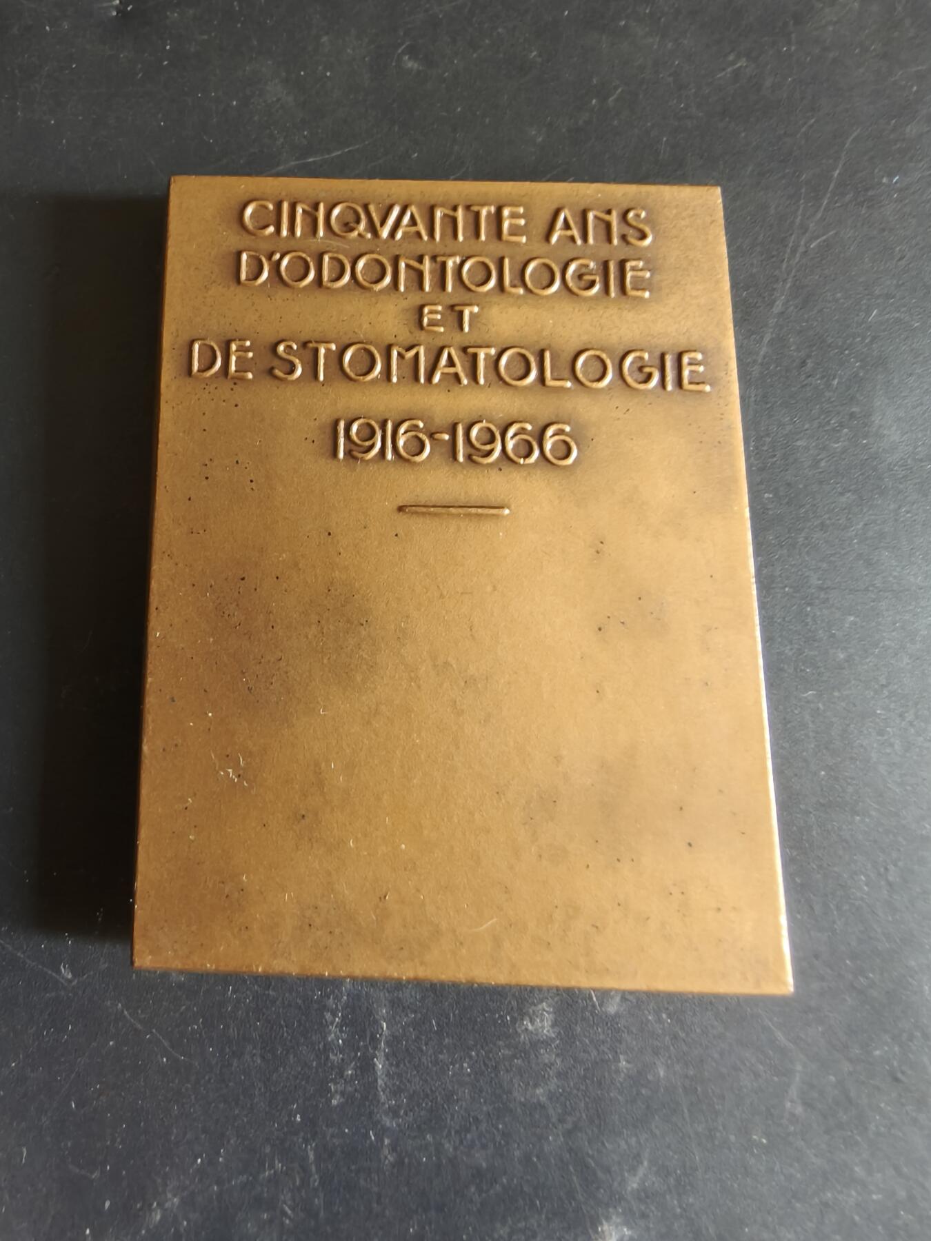 老王徽章第186期 法国口腔医学发展五十周年方形大铜章     大师维农作品     尺寸72×53mm     重量163.9g