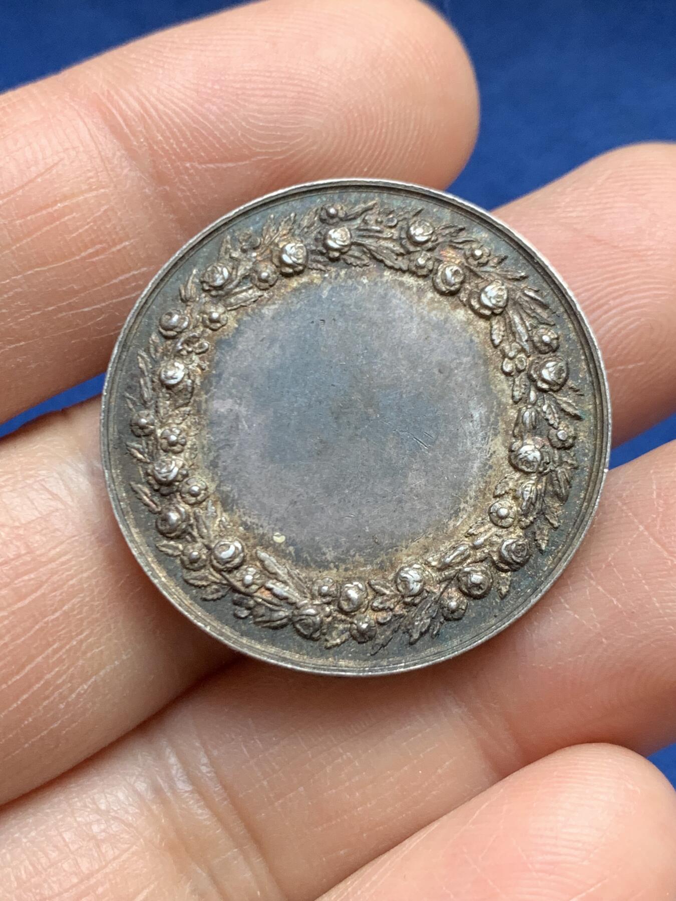 《竞宝斋》第468场 周日，周一 2场连拍 （全场包邮）欢迎送拍 法国19世纪结婚纪念银章，手指AR边铭（1845-1860）950银，29.9mm，11.8克