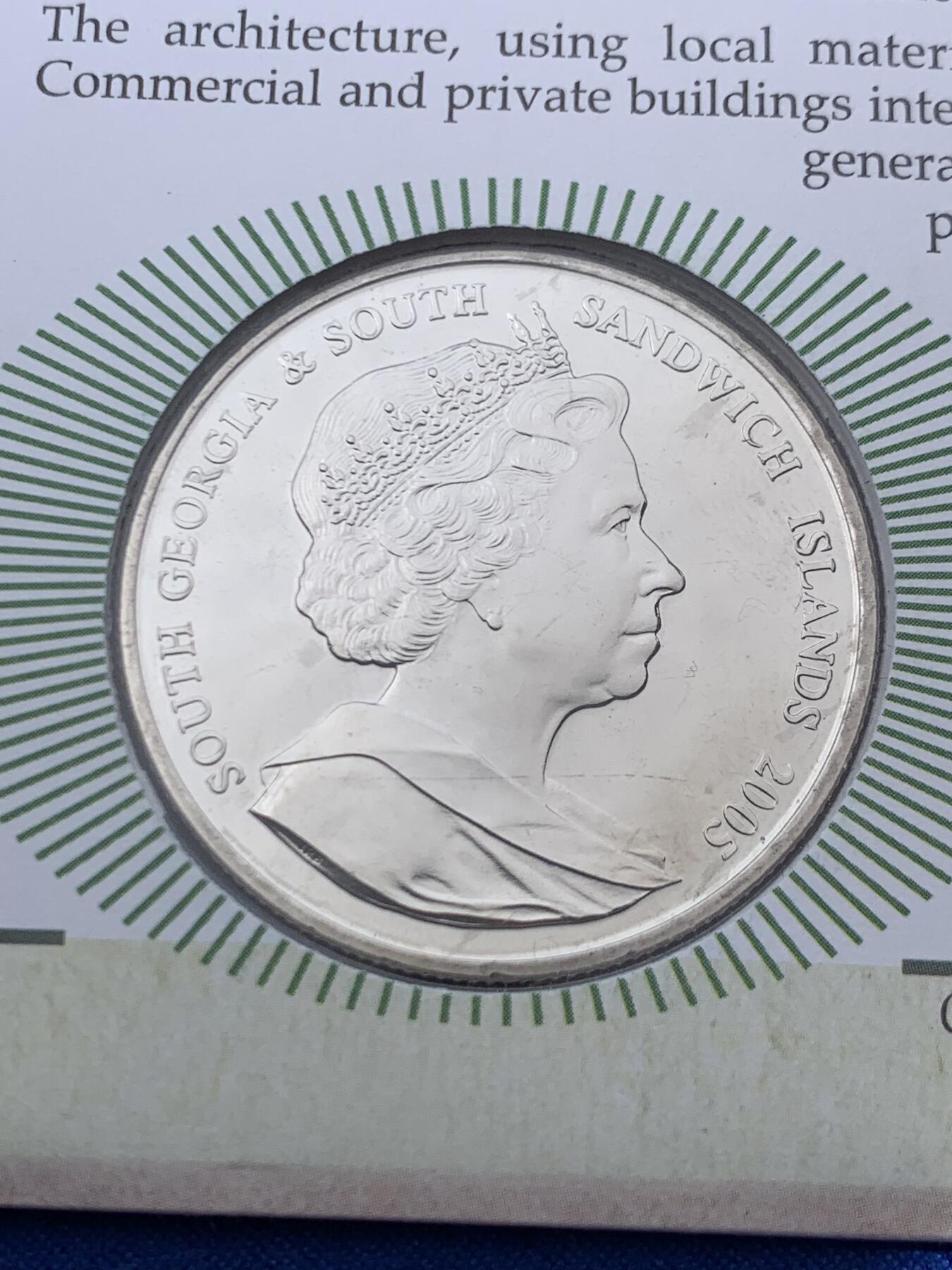 《竞宝斋》第468场 周日，周一 2场连拍 （全场包邮）欢迎送拍 英国2005年庞德伯里现代建筑2英镑纪念币，邮币封，附6张邮票