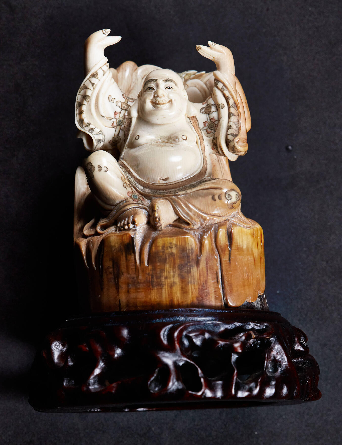 【俄甄集藏】2026年(049)03-18星期三 晚 19:30 全场包邮 日本大正时期古董彩绘白色珍贵材料弥勒佛摆件，高：90mm，宽：60mm，重量：299.5克，赠送木质底座与锦盒