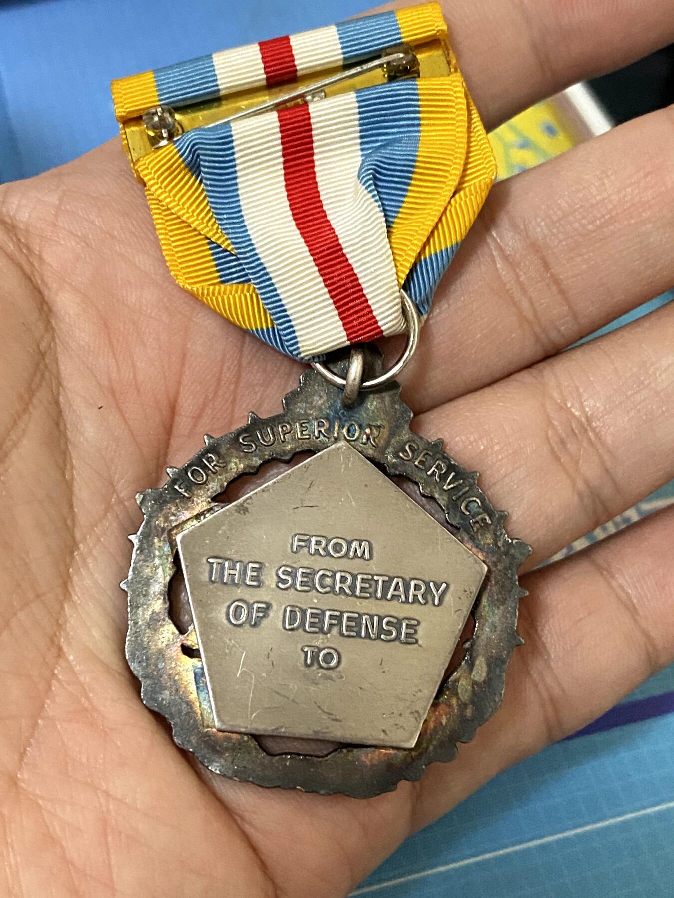 美德苏勋章奖章拍卖 本次各种都有 取消了保留价模式  德因原因只上2-3图 具体的想要的请联系我要完整图。都经过讨论未标明则全部是原品，保真 放心拍。3月4日晚上九点结束在麦稀奇 找不到的加我qq或者微信都是184277308备注苏章拍卖。 美国国防部优异服役勋章 配件齐全（Defense Superior Service Medal, DSSM）带原盒 非常稀有 为早期银质 