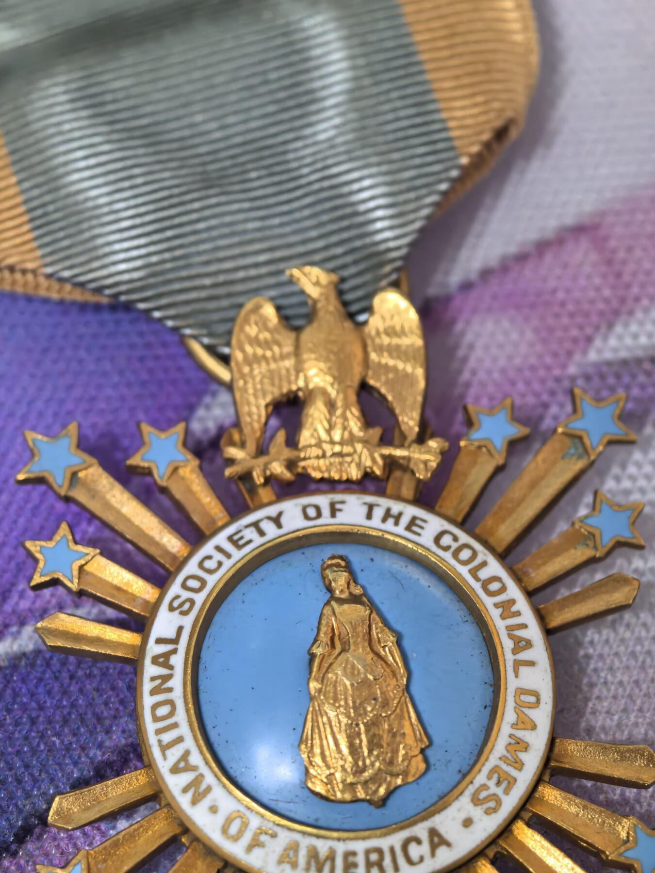 美德苏勋章奖章拍卖 本次各种都有 取消了保留价模式  德因原因只上2-3图 具体的想要的请联系我要完整图。都经过讨论未标明则全部是原品，保真 放心拍。3月4日晚上九点结束在麦稀奇 找不到的加我qq或者微信都是184277308备注苏章拍卖。 美国殖民贵妇人全国协会 新罕布什尔州 会员章 14k金 整体17克  背面有得主信息 感兴趣的可以查 肯定是知名人物 编号 1920年颁发 有14K金标识 制造商BB&B 专门制作高品质政府章 非常稀有 不是后期镀金版本