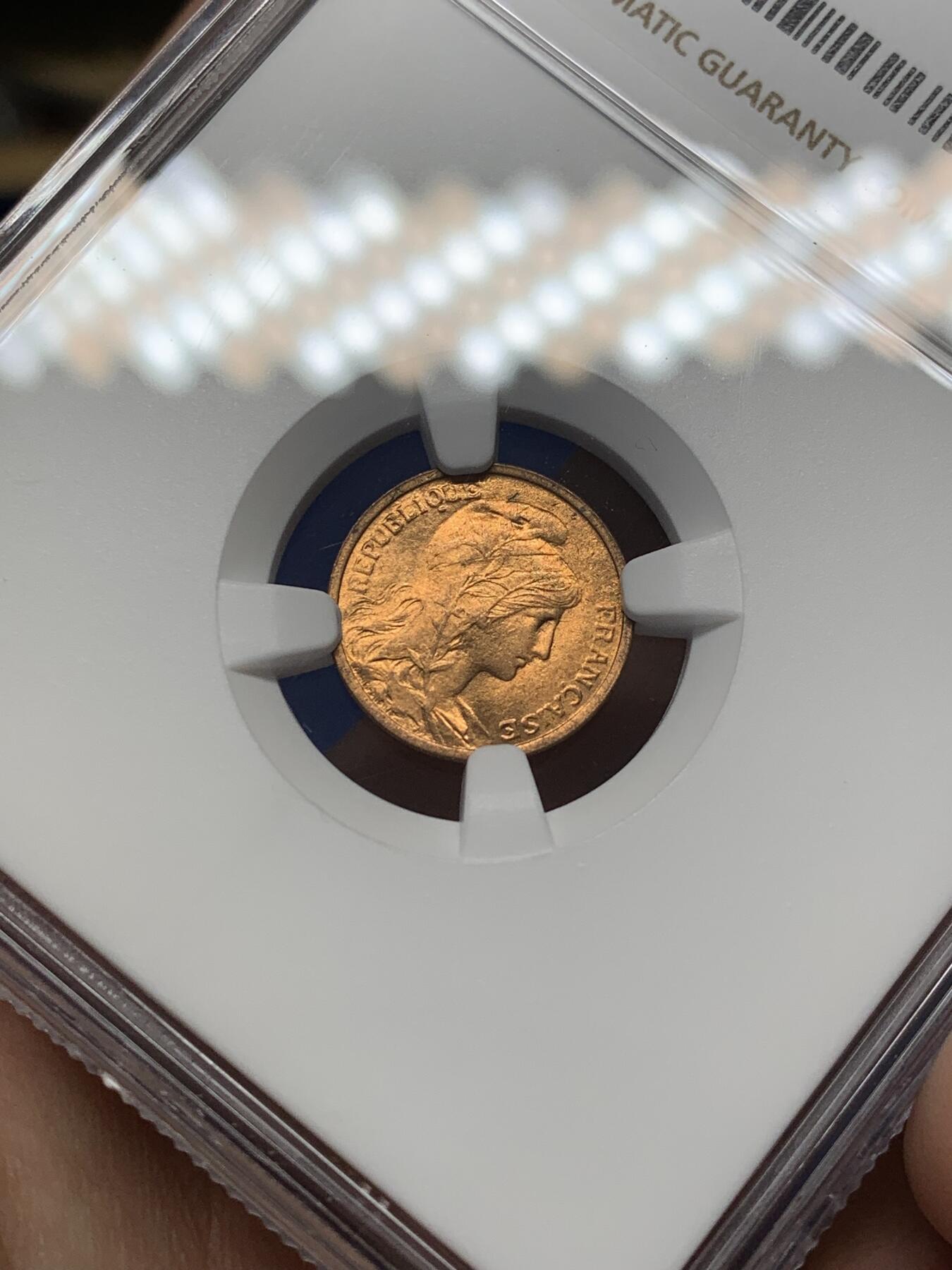 《竞宝斋》第468场 周日，周一 2场连拍 （全场包邮）欢迎送拍 NGC MS65RB 法国1908年玛丽安娜头像1生丁铜币，来自拍行的小批量库存，百年来未留下丝毫被岁月侵蚀的痕迹，分数也大有低估。