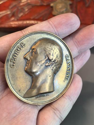 欧洲微章、铜章、银章和银币第三场 - 1827年法国铸造的乔治·坎宁（George Canning）纪念章，由著名雕刻家安德烈·加勒（André Galle）设计，核心关联1827年《伦敦条约》