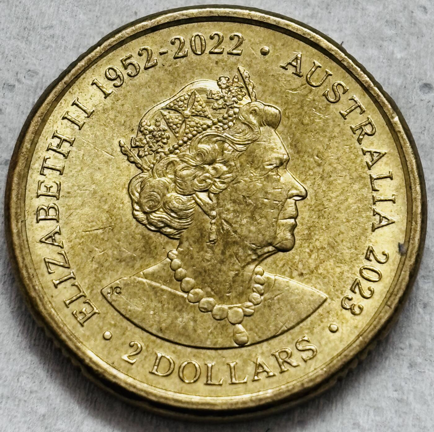 文馨钱币收藏第 296 场，长期接代拍业务 原光好品 1952-2022 澳大利亚足球纪念币 2 元，绝版女王末年