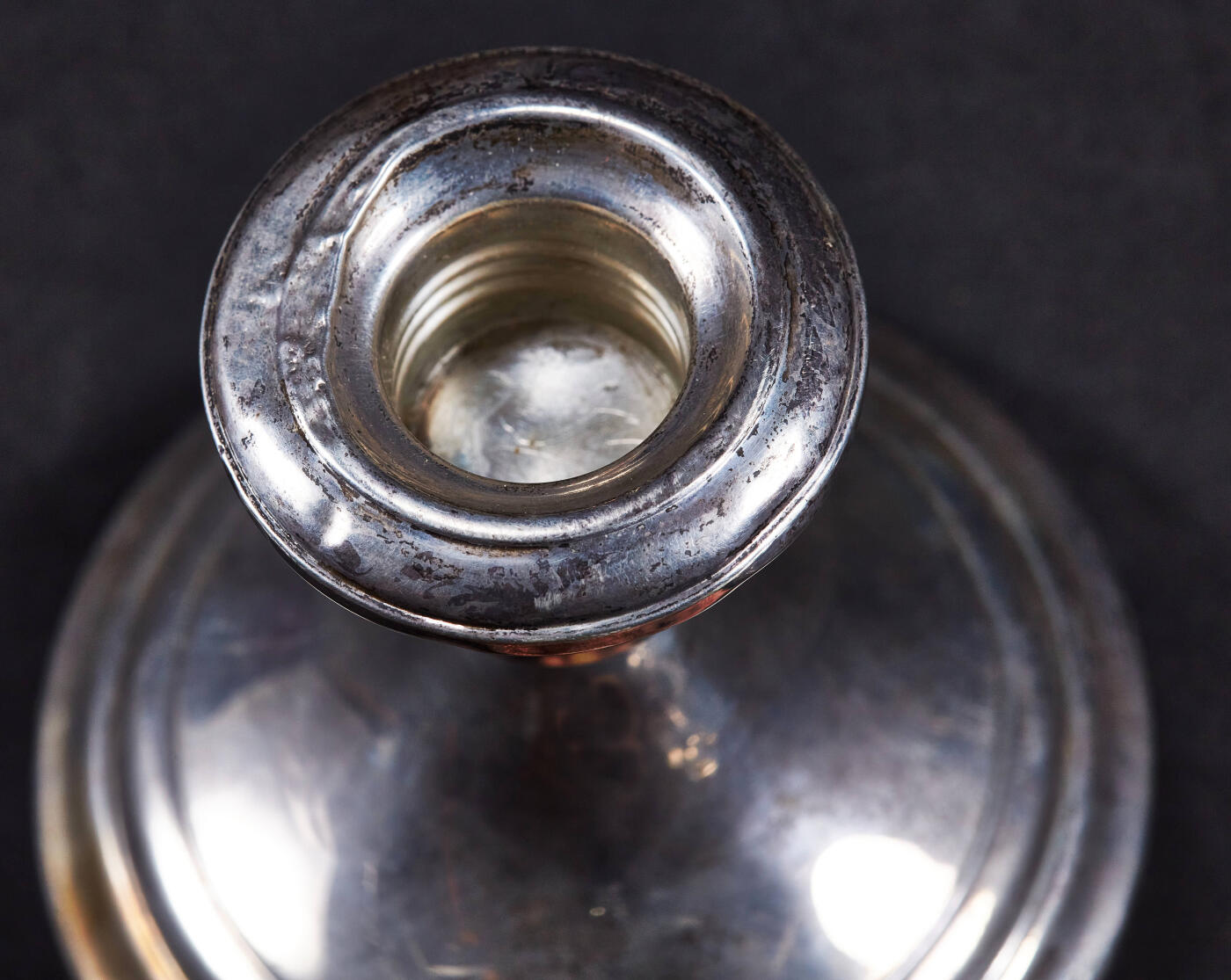 【俄甄集藏】2026年(049)03-18星期三 晚 19:30 全场包邮 英国1967年银婚纪念古董银烛台2支一对，底座直径：95mm，高：85mm，口直径：50mm，重量：629.5克，烛台有配重，有使用痕迹，925银，含银比重约20%