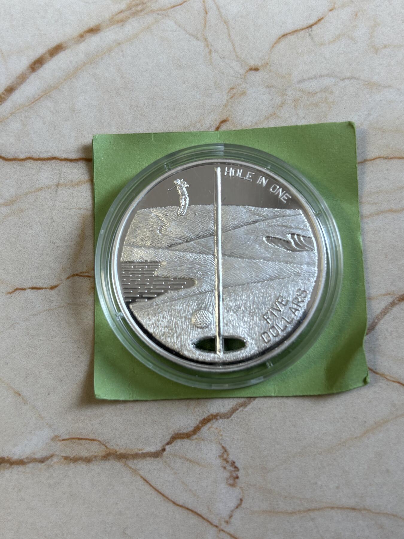 第193期拍卖 获奖巴哈马1994年高尔夫一杆进洞纪念银币带证书，999银，获得克劳斯1996年度最佳创意币大奖