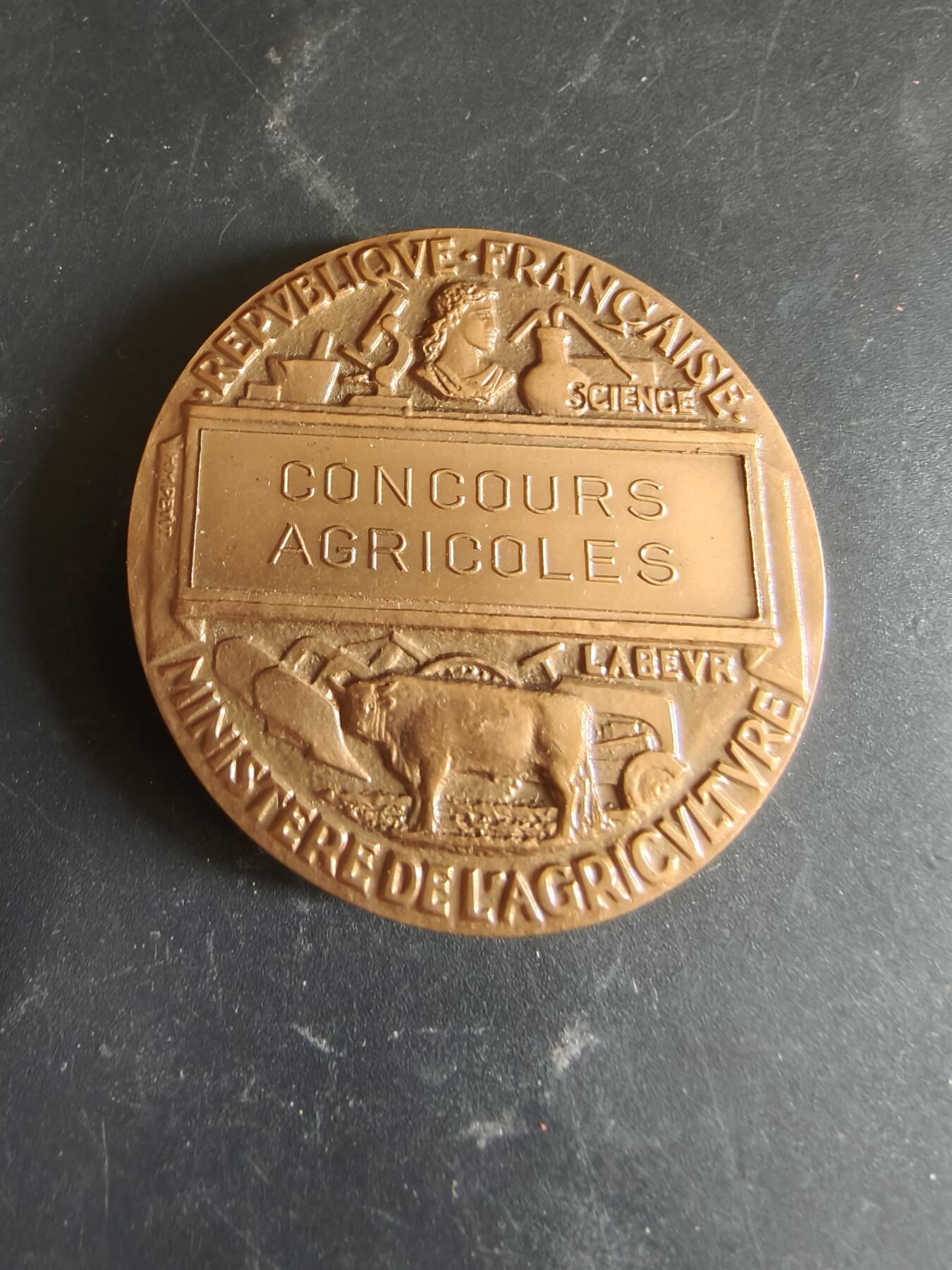 老王徽章第186期 法国农业协会大铜章    原盒     直径50mm    重量71.3g