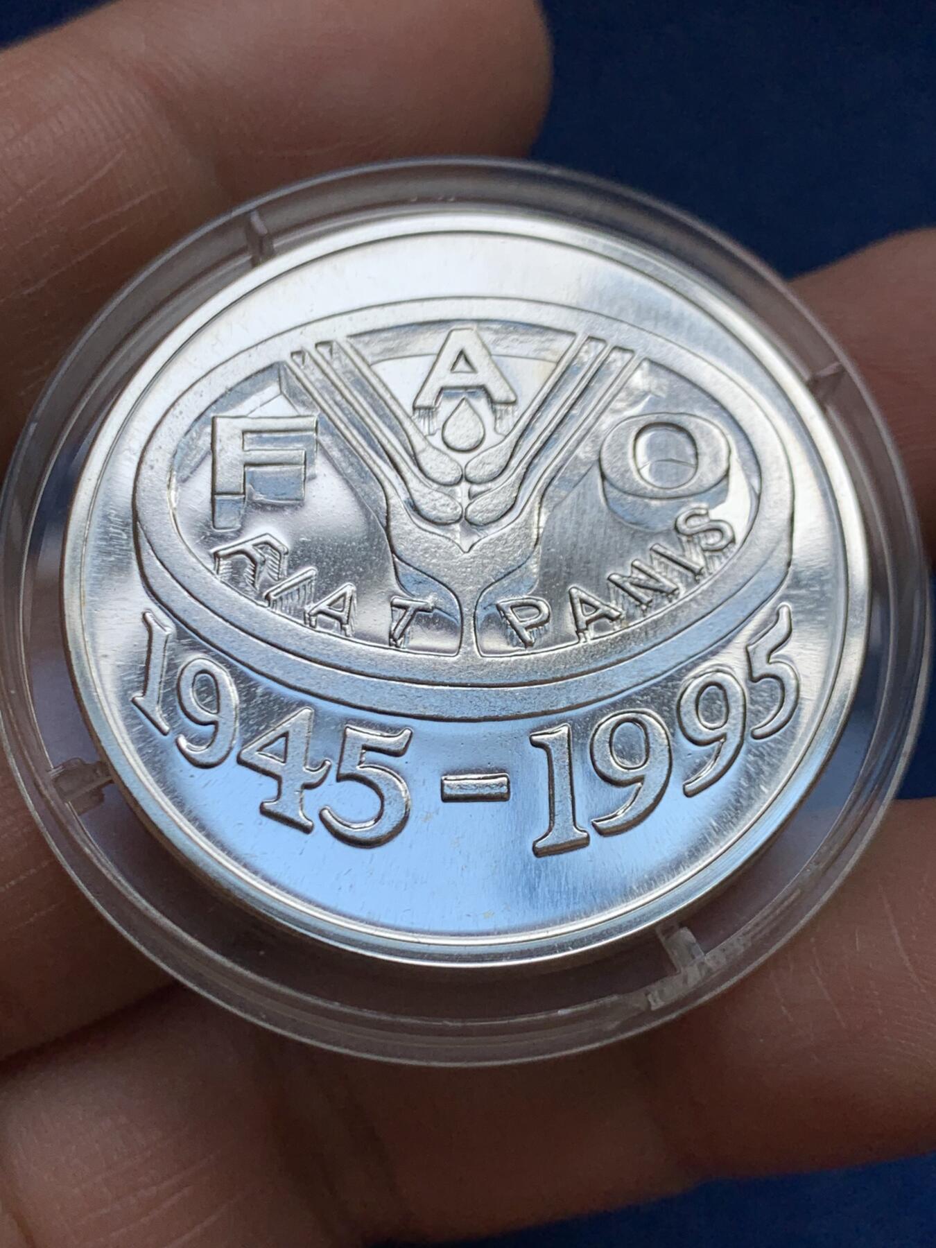 《竞宝斋》第468场 周日，周一 2场连拍 （全场包邮）欢迎送拍 罗马尼亚1995年FAO五十周年银币 27.65g 925银