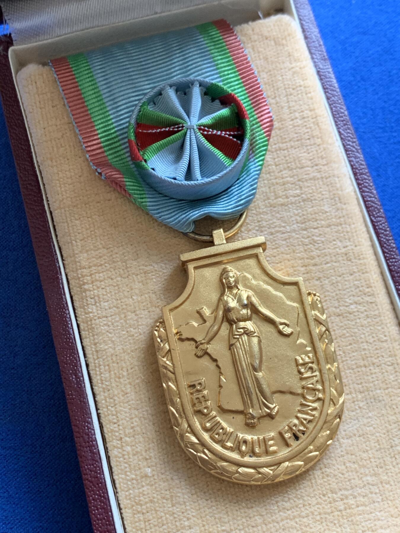 《竞宝斋》第468场 周日，周一 2场连拍 （全场包邮）欢迎送拍 法国文化部颁发旅游贡献奖 镀金银章，总重47克，带盒，银标在背面十点钟方向。