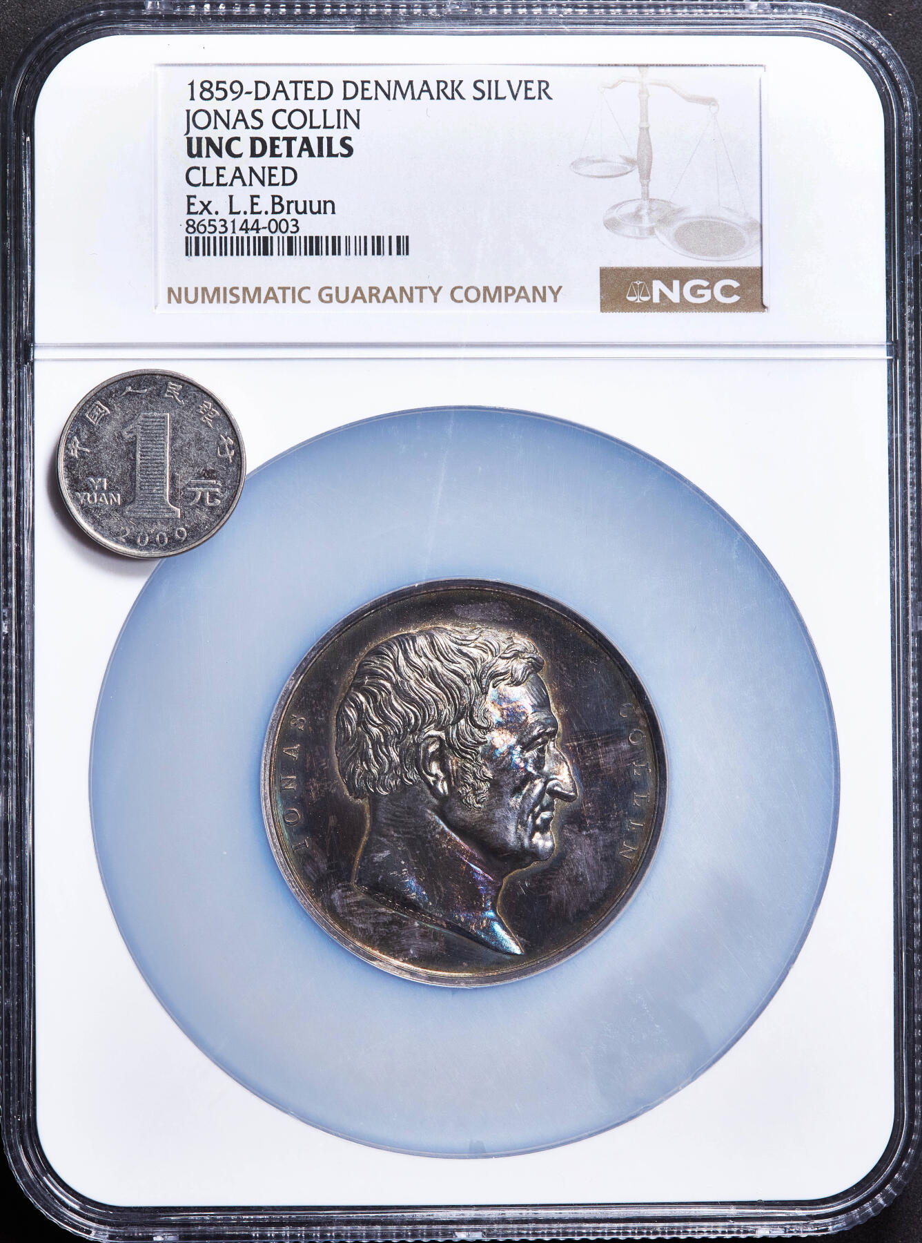 【俄甄集藏】2026年(049)03-18星期三 晚 19:30 全场包邮 丹麦1859年纪念公务员、艺术赞助人（安徒生挚友）乔纳斯·科林大银章，NGC UNCD，高浮雕，紫罗兰包浆，名家旧藏，雕刻师费德森作品，直径：52mm