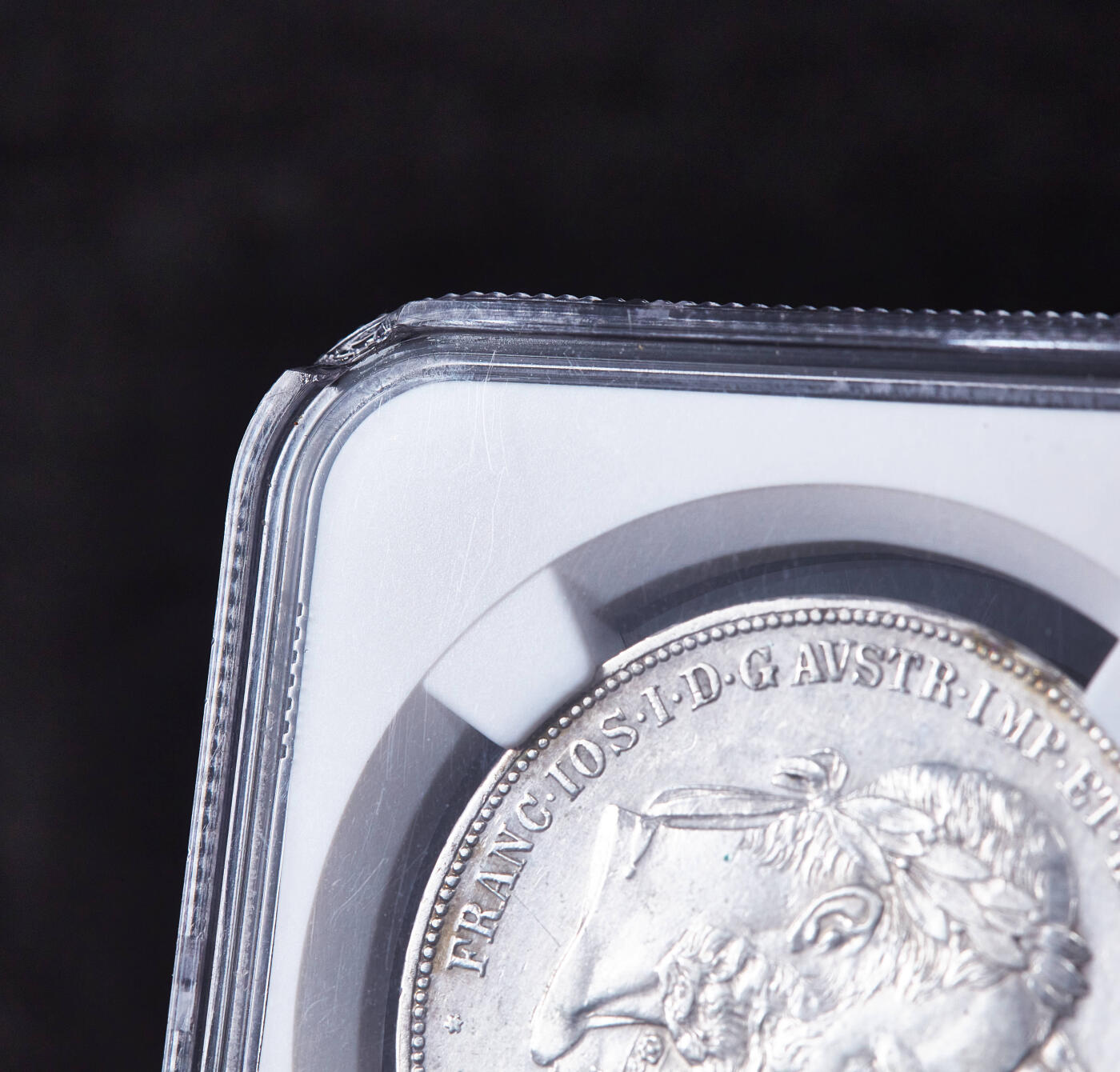 【俄甄集藏】2026年(049)03-18星期三 晚 19:30 全场包邮 奥地利1879年弗朗茨一世与茜茜公主银婚纪念2弗洛林银币，NGC UNCD，细节犀利，名誉品种，盒体边缘有小磕损，见详图