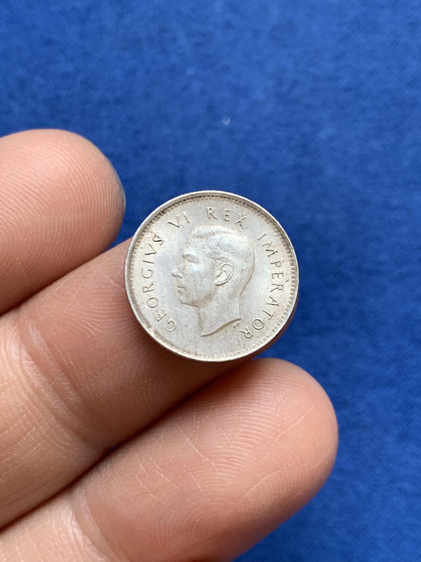 《竞宝斋》第468场 周日，周一 2场连拍 （全场包邮）欢迎送拍 两枚一组 澳大利亚1942年1福林银币 + 南非1940年乔六3便士银币 总重12.65克