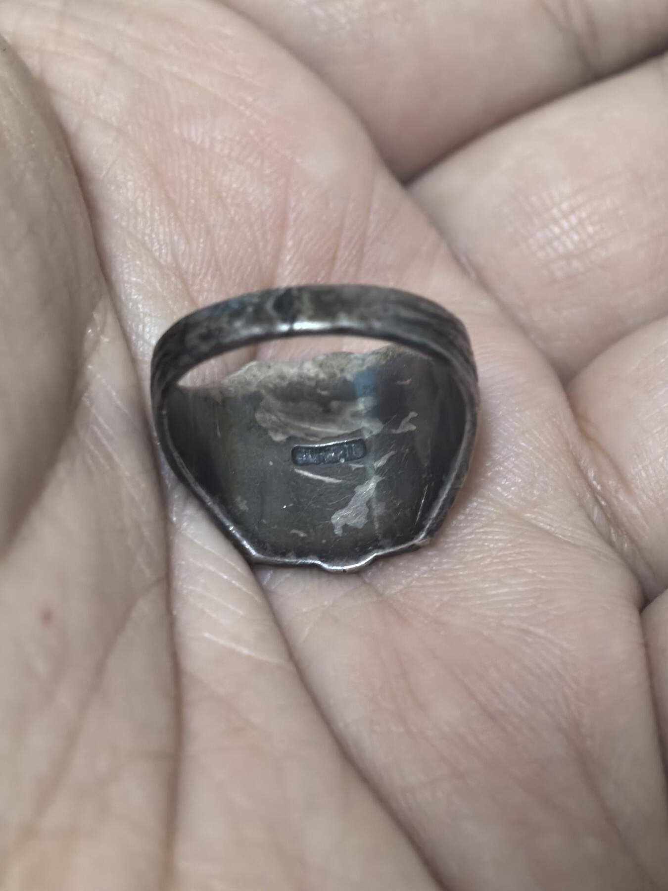 美德苏勋章奖章拍卖 本次各种都有 取消了保留价模式  德因原因只上2-3图 具体的想要的请联系我要完整图。都经过讨论未标明则全部是原品，保真 放心拍。3月4日晚上九点结束在麦稀奇 找不到的加我qq或者微信都是184277308备注苏章拍卖。 美国二战时期法拉古特舰队上将学院 纯银戒指 美国唯一一所荣誉海军学院 二战军版原品 非常稀有 内部有纯银标识