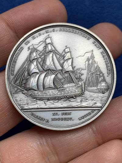 《竞宝斋》第468场 周日，周一 2场连拍 （全场包邮）欢迎送拍 - 拿破仑1815年在柏勒洛丰号战舰上向英国投降纪念银章，该银章为1969年后铸版本，少见品。直径：40.6mm，重：39.6g，丰饶角2银标