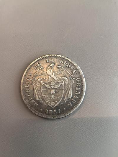 欧洲微章、铜章、银章和银币第三场 - 一枚新格拉纳达共和国（今哥伦比亚）1857年1比索银币，由波哥大造币厂铸造，属于1855-1858年发行的流通系列。 关键参数具体内容发行年份1857年面值1比索（Un Peso）材质含银量90%