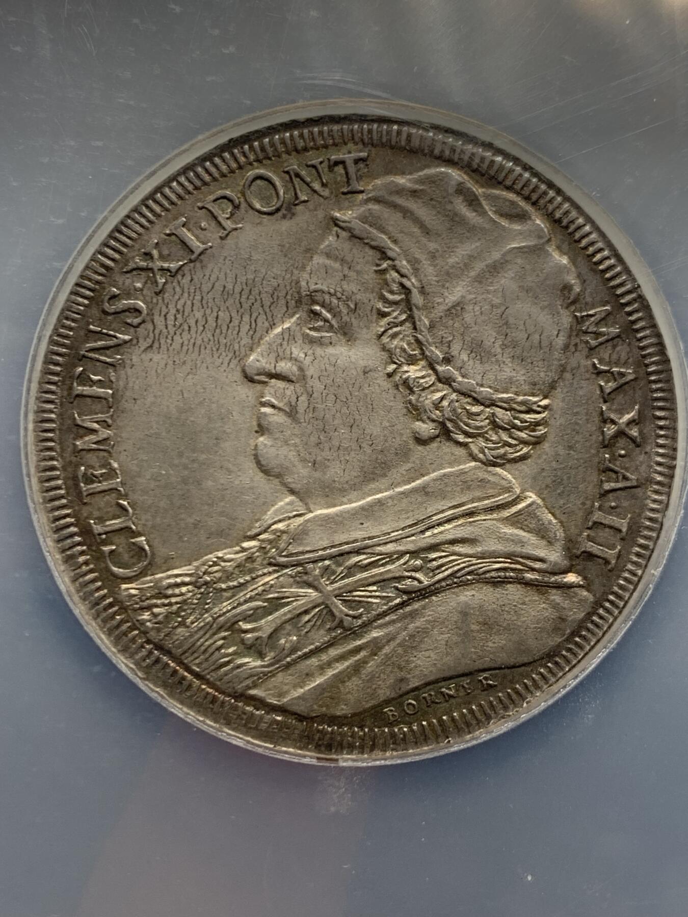 《竞宝斋》第468场 周日，周一 2场连拍 （全场包邮）欢迎送拍 冠军分 NGC MS62 教皇国 克莱门特十一世 1702年 1 皮亚斯特拉 32.1克的大银币 加大盒封装 非常难得的高价品种