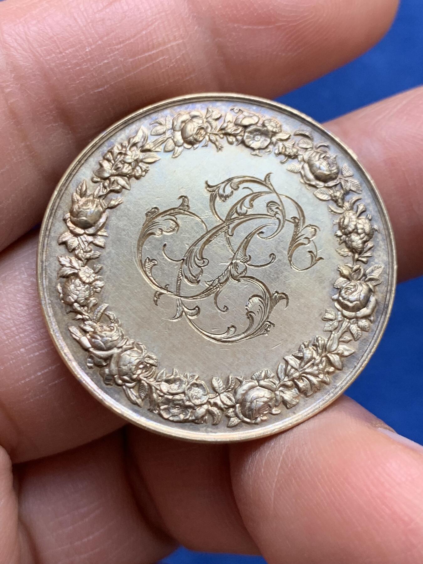 《竞宝斋》第468场 周日，周一 2场连拍 （全场包邮）欢迎送拍 法国镀金银质婚章 边铭刻字1894 背面花体字同样精彩 31.9mm 16.28克 丰饶角银标