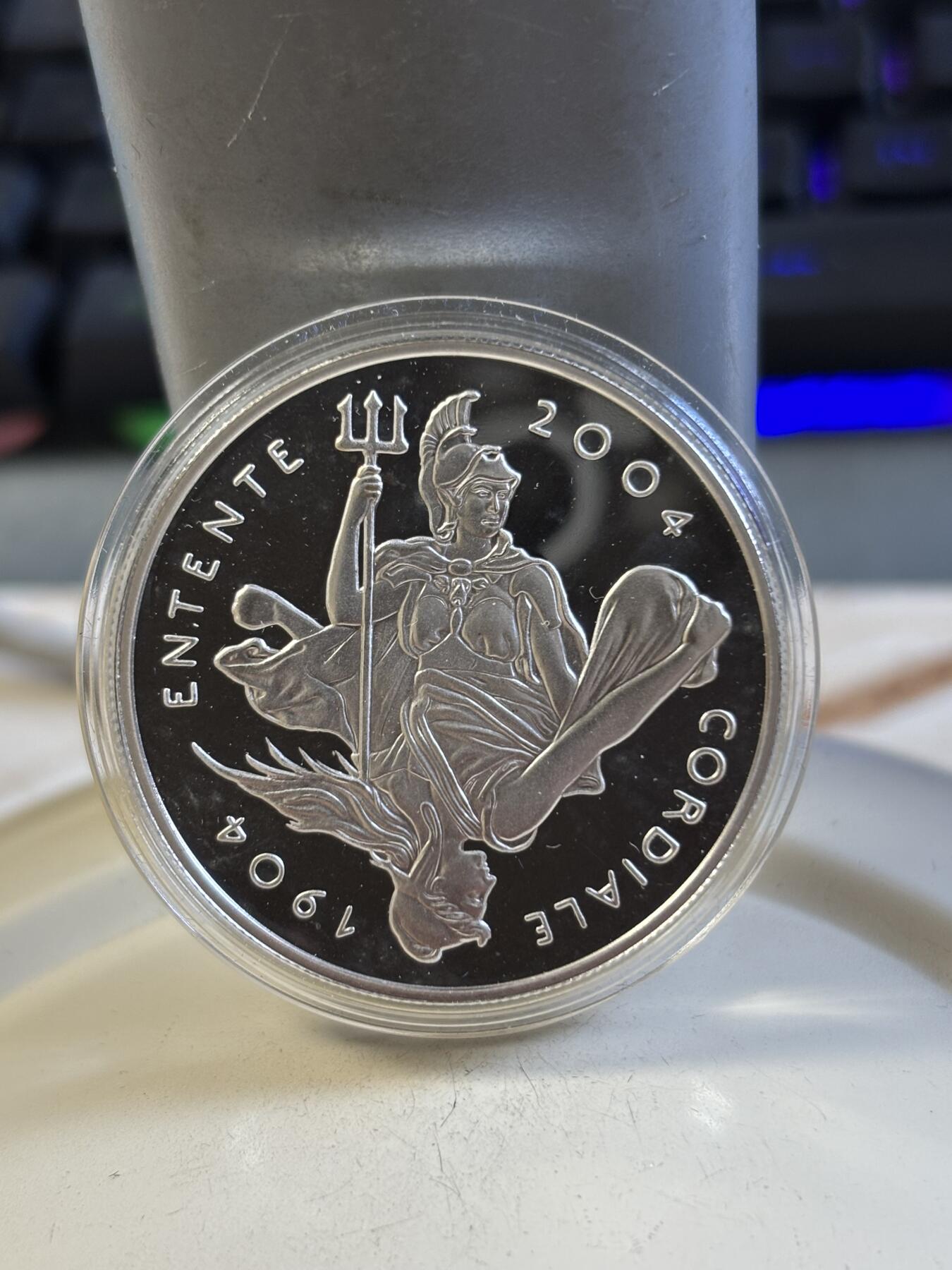 第193期拍卖 英国法国2004年英法友好协议100年纪念银币2枚套装，英国925银，28.28克，法国900银，22.2克