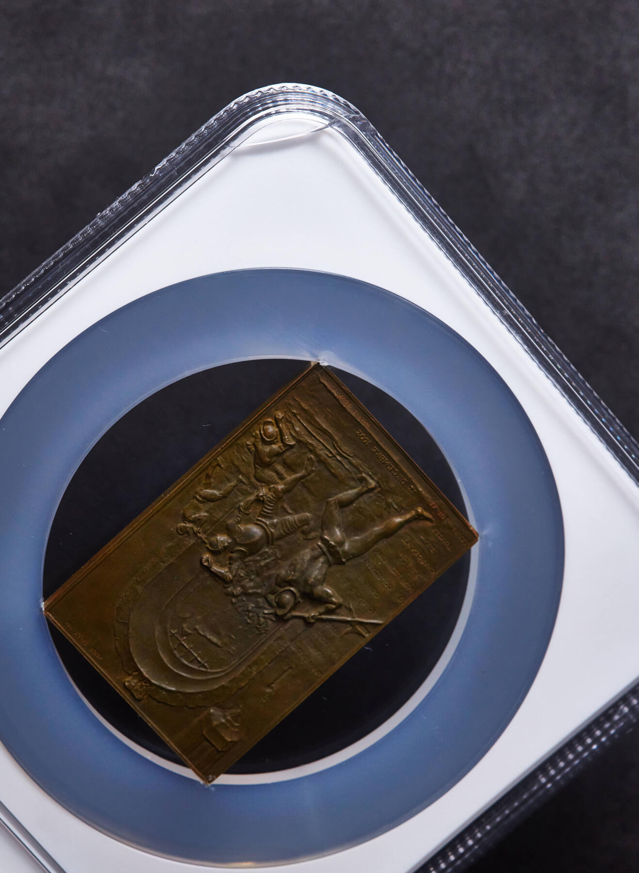 【俄甄集藏】2026年(049)03-18星期三 晚 19:30 全场包邮 瑞士日内瓦1902年纪念登城节300周年暨日内瓦射击节方形大铜章，NGC MS62，设计精美，尺寸：60mm×40mm，盒体边缘有小磕损，见详图