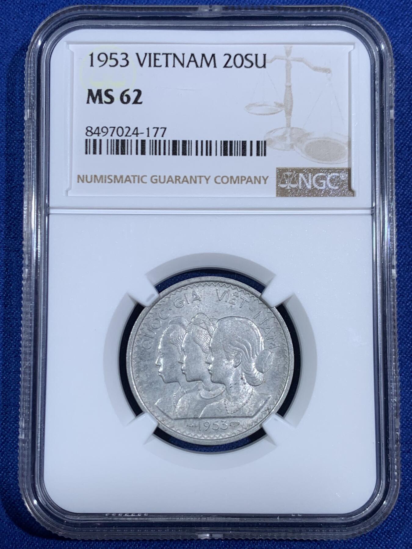 《竞宝斋》第468场 周日，周一 2场连拍 （全场包邮）欢迎送拍 NGC MS62 南越1953年三女神20苏铝币