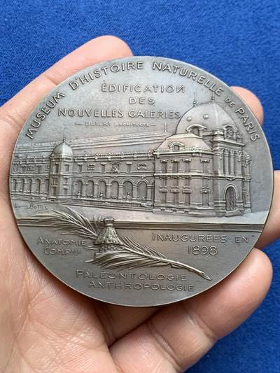 《竞宝斋》第468场 周日，周一 2场连拍 （全场包邮）欢迎送拍 - 1898年法国巴黎国立自然历史博物馆新馆落成纪念大铜章 148.5克 67.5mm 丰饶角铜标 带原盒 好品 稀有