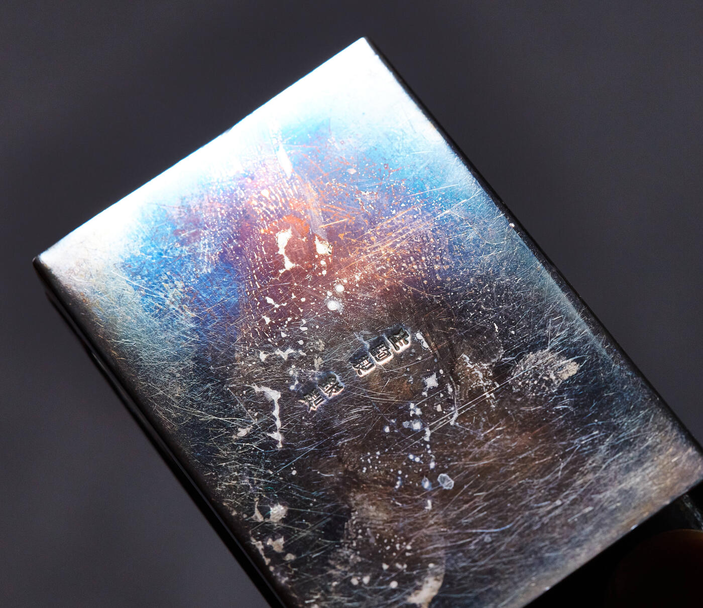 【俄甄集藏】2026年(049)03-18星期三 晚 19:30 全场包邮 日本大正时期奈良生駒製古董银质烟具一套，火柴壳长：57mm，宽：38mm，厚：20mm；烟灰缸长：97mm，宽：73mm，高：40mm；烟丝盒长：135mm，宽：98mm，高：40mm；置物盒长：72mm，宽：50mm，高：15mm，总重量：509.5克，925银