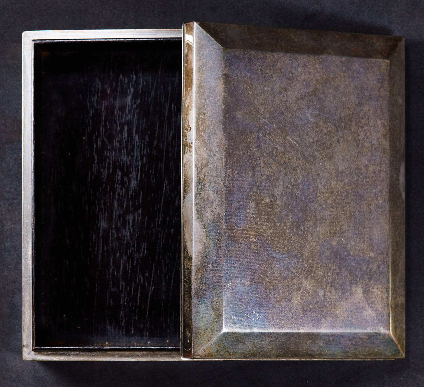 【俄甄集藏】2026年(049)03-18星期三 晚 19:30 全场包邮 日本大正时期奈良生駒製古董银质烟具一套，火柴壳长：57mm，宽：38mm，厚：20mm；烟灰缸长：97mm，宽：73mm，高：40mm；烟丝盒长：135mm，宽：98mm，高：40mm；置物盒长：72mm，宽：50mm，高：15mm，总重量：509.5克，925银