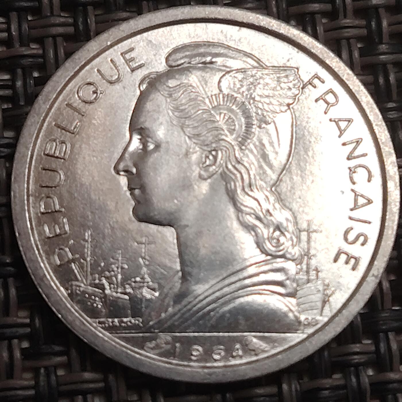 布加迪🐬～世界钱币(上海)🌾第 280 期 /  各国套币和散币 法属留尼汪🇷🇪 1954年 1法郎 原光铝币 甘蔗林图案